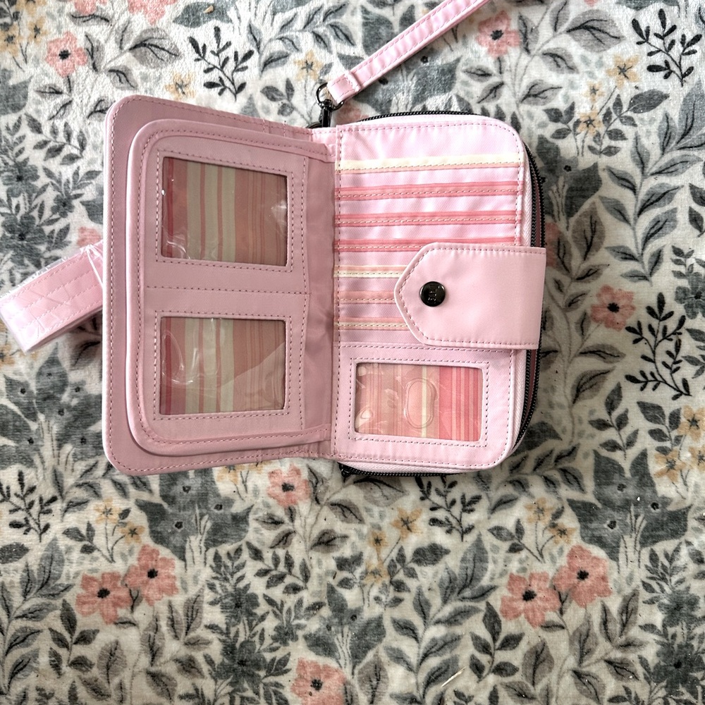 Lug Wallet NWOT - Picture 3 of 5